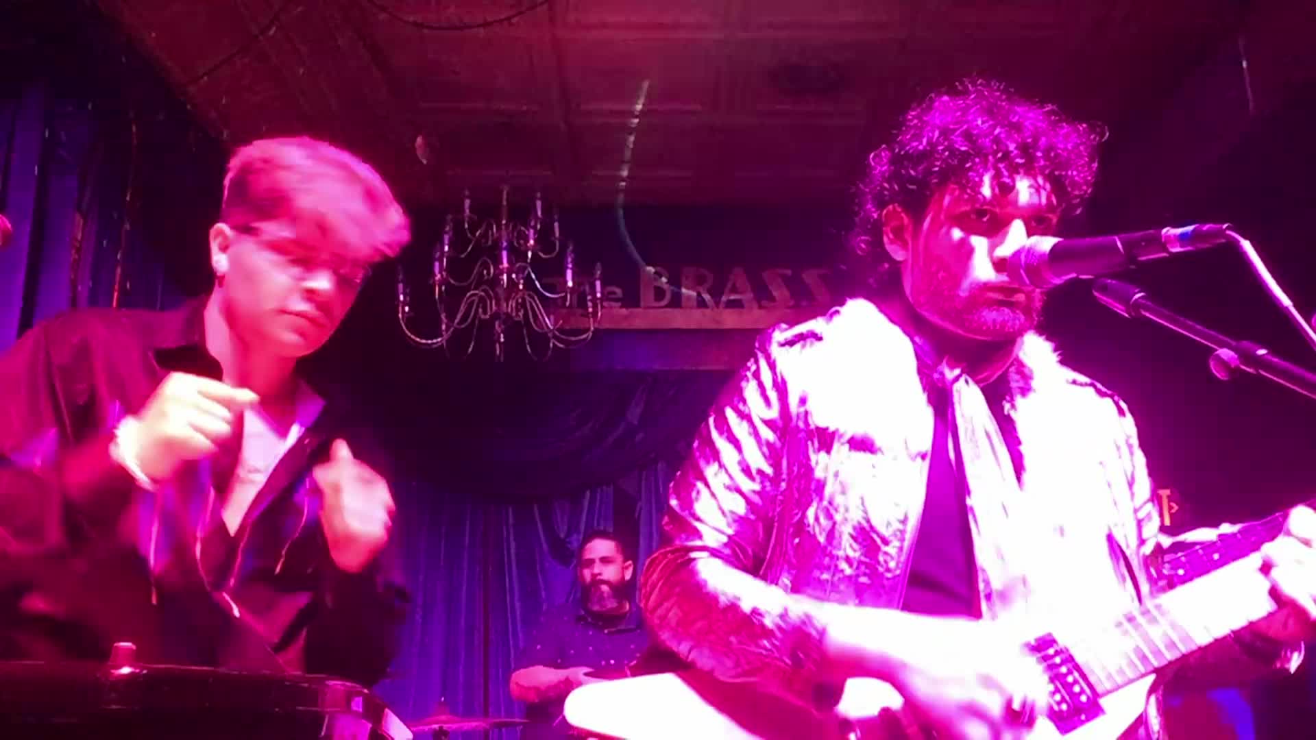 Cat in a Dog's World Productions - Los Electro Single - Guitarras Blancas